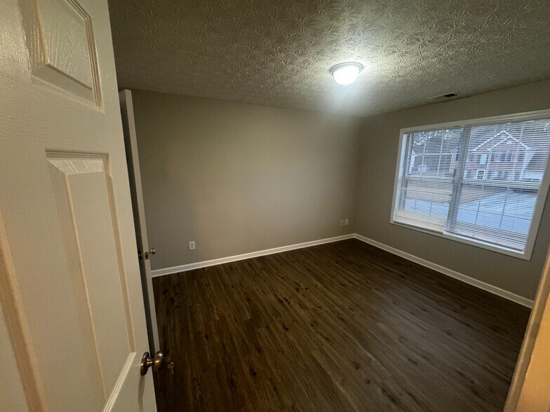 Building Photo - Room in House on Tara Bend