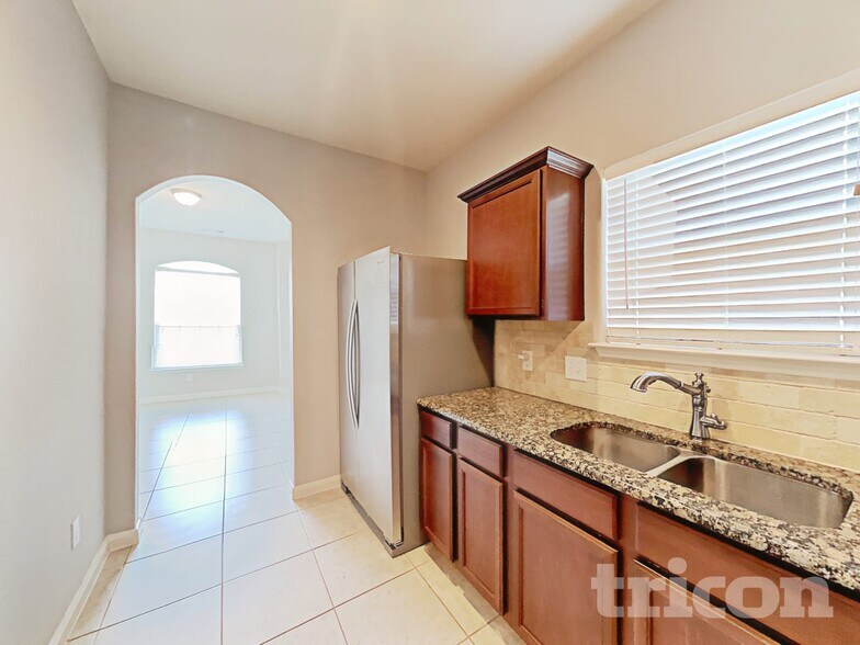 Building Photo - 2312 Redbud Dr