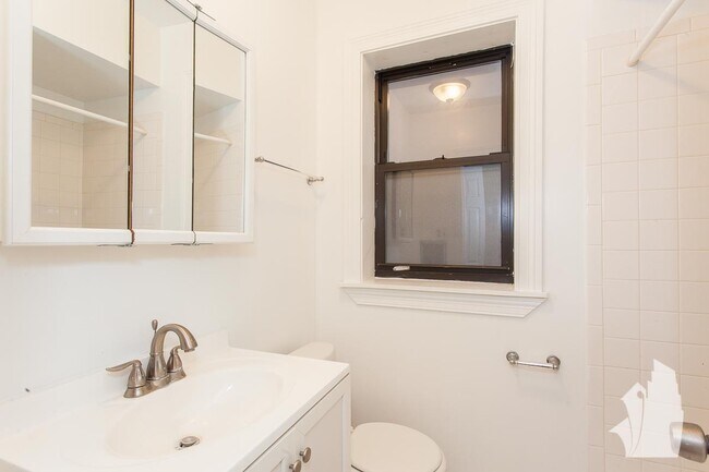 Building Photo - 837 W Wolfram St