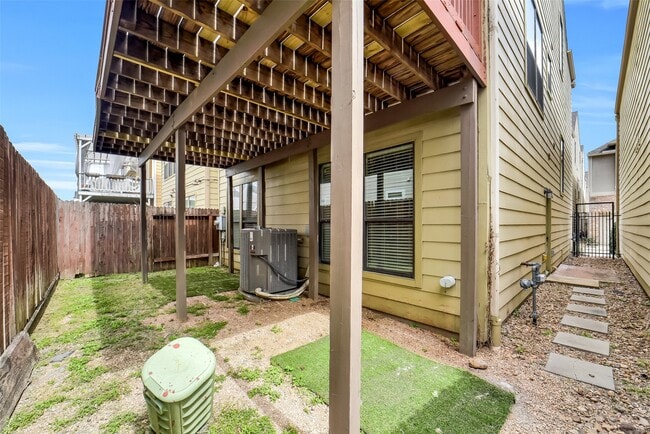 Building Photo - 1335 Studer St