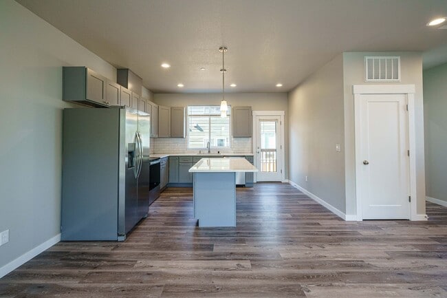 Building Photo - Move In Ready 3 Bedroom 2.5 Bathroom - Convenient Camas Location