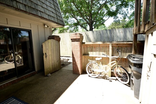 Building Photo - Just Blocks from Beach!