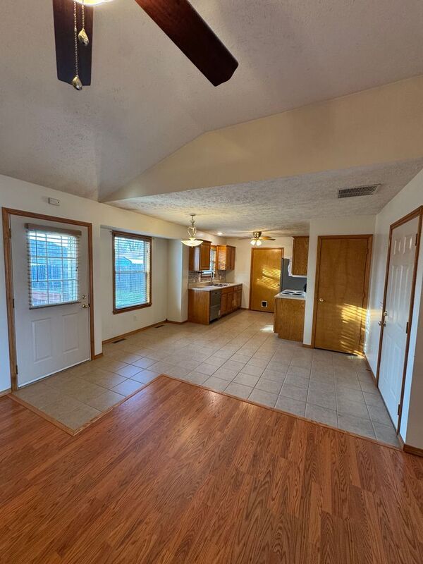 Building Photo - 841 S Hazelnut Ave