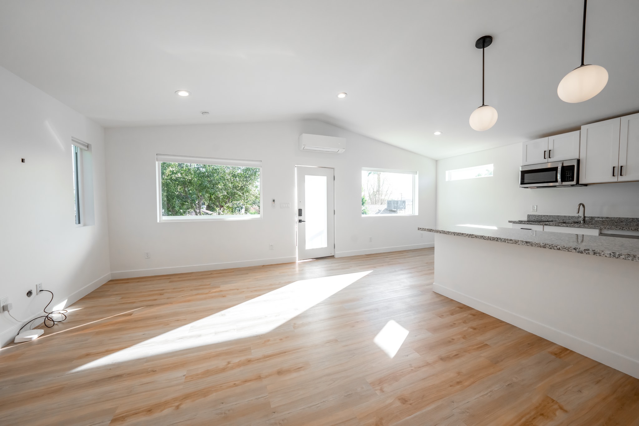 Building Photo - 1514 E Clarendon Ave