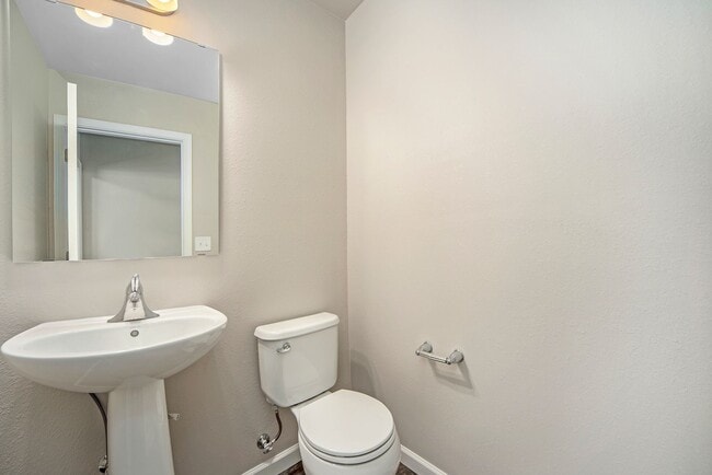 Building Photo - Newer Home for Lease!