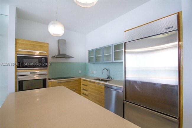 Building Photo - 2020 N Bayshore Dr