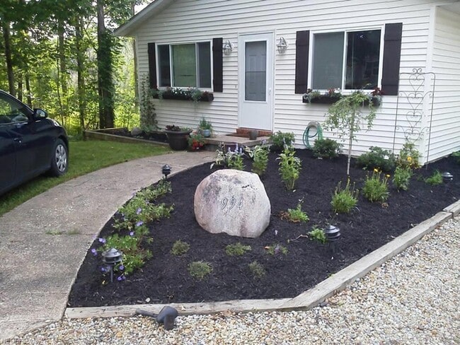 Building Photo - 3 Bedroom  1.5 Bath Split Level Home for R...