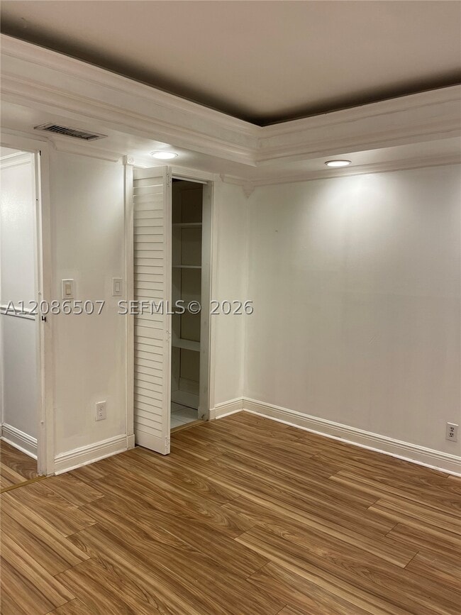 Building Photo - 800 Parkview Dr