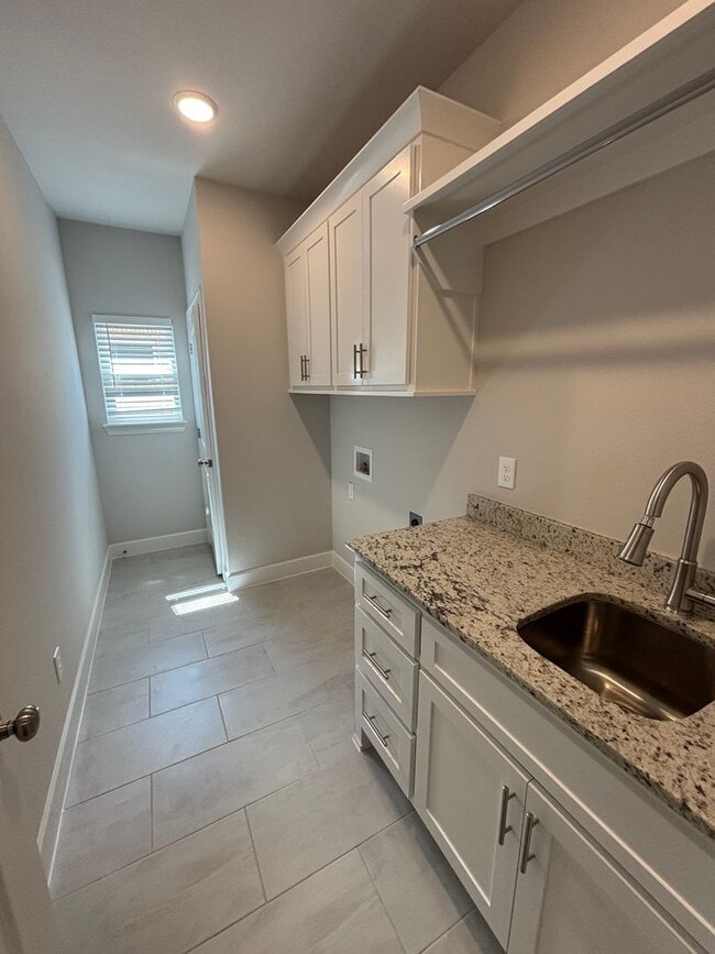 Building Photo - Brand New House!! Great Location!!