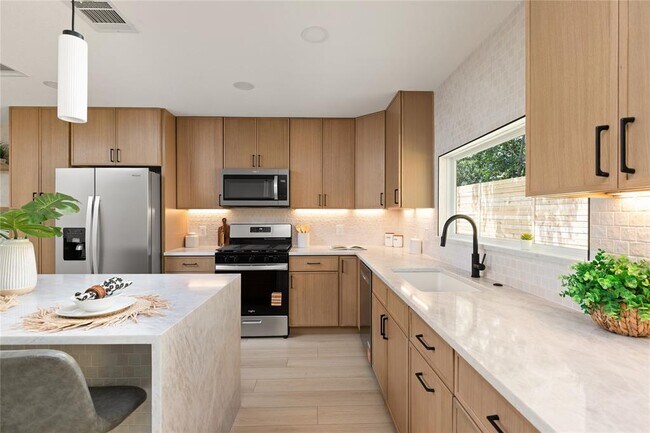 Building Photo - 8708 Cretys Cove