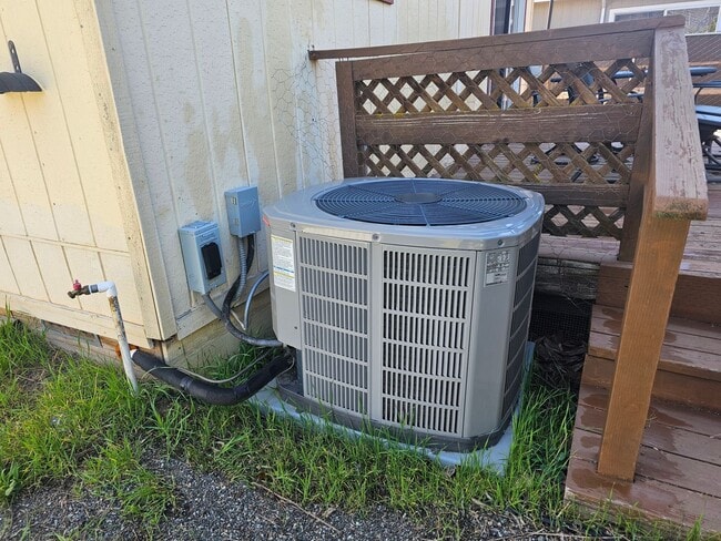 Building Photo - 13973applelane.is4lease.com