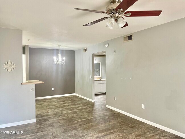 Building Photo - 1295 N Ash St