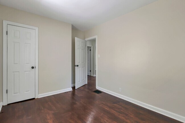 Building Photo - Newly Refreshed 3-Bed Bungalow with Bonus Sunroom & Finished Attic – Columbus Living!