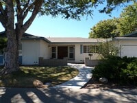 Building Photo - Charming 3 bedroom Home Near Beyer High School