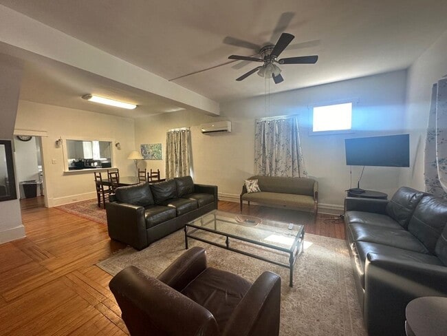 Building Photo - Salem Charm!