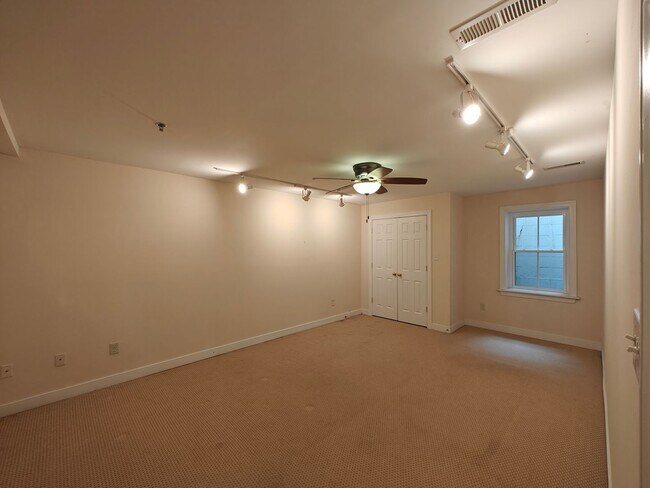 Building Photo - Large 2 bedroom one level condo on first floor