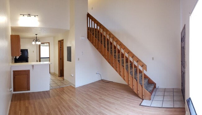 Building Photo - Cute 2BD/1BA unit FOR RENT on Wellington St.