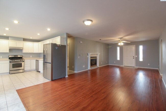 Building Photo - 3 Bed/2 Bath House in West Kennewick