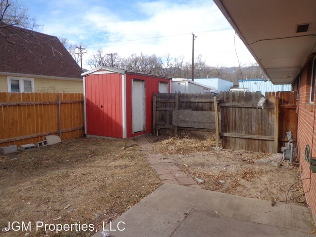 Building Photo - 501 E Brookside St