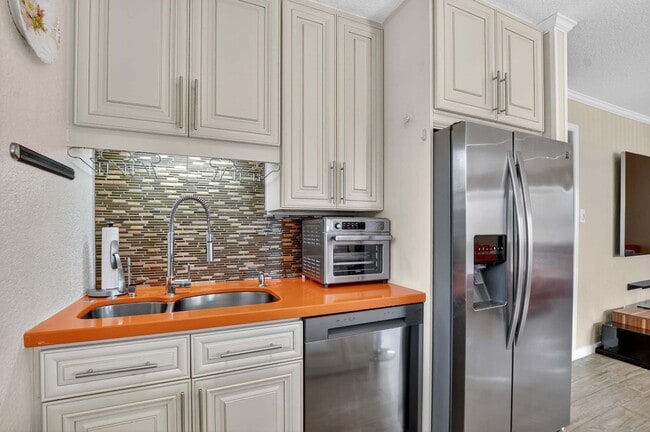 Building Photo - 620 Brittany N