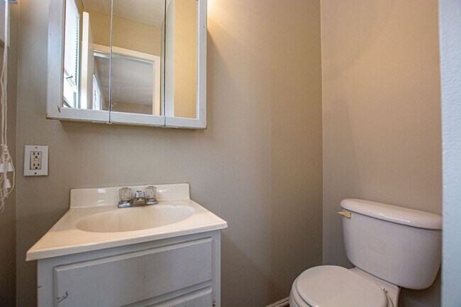 Building Photo - Ranch Style 4 Bedroom / 1.5 Bath Home