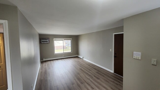 Building Photo - 400 Echo Ln