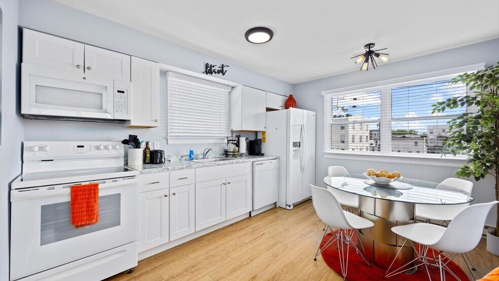 Building Photo - 714 West Ave