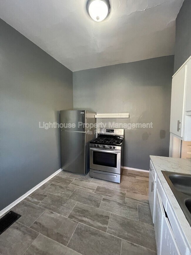 Building Photo - 809 W Cedar St