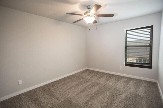 Building Photo - 125 Lakeview Ct