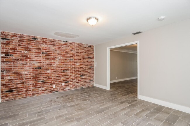 Building Photo - 11041 Glenwood Dr