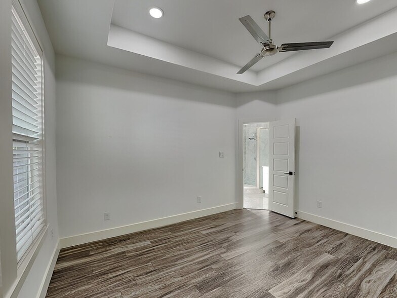 Building Photo - 1920 Carver Ave