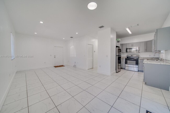 Building Photo - 14710 NE 7th Ct