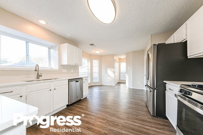 Building Photo - 2843 Red Oak Dr