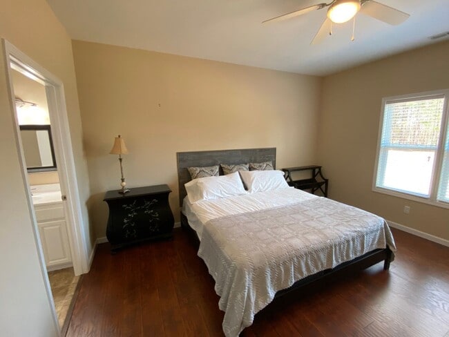 Building Photo - One Level Lake Gaston Home - Hubquarter Cr...