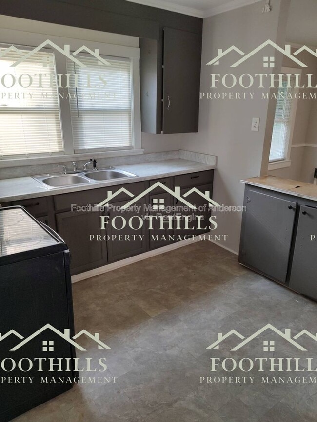 Building Photo - 1302 Robbins Dr