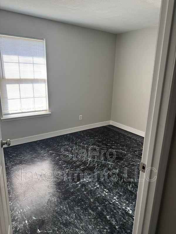 Building Photo - 128 Village Pl