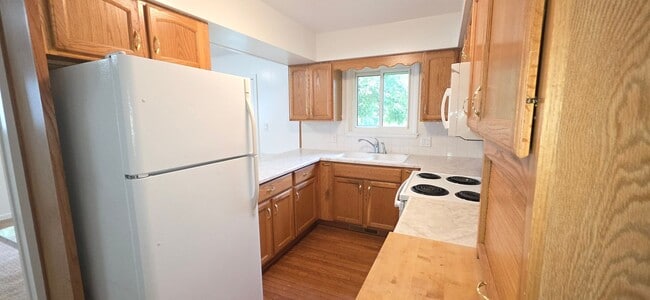 Building Photo - Beautiful 3 bedroom 2 bath! Southeast! $1295