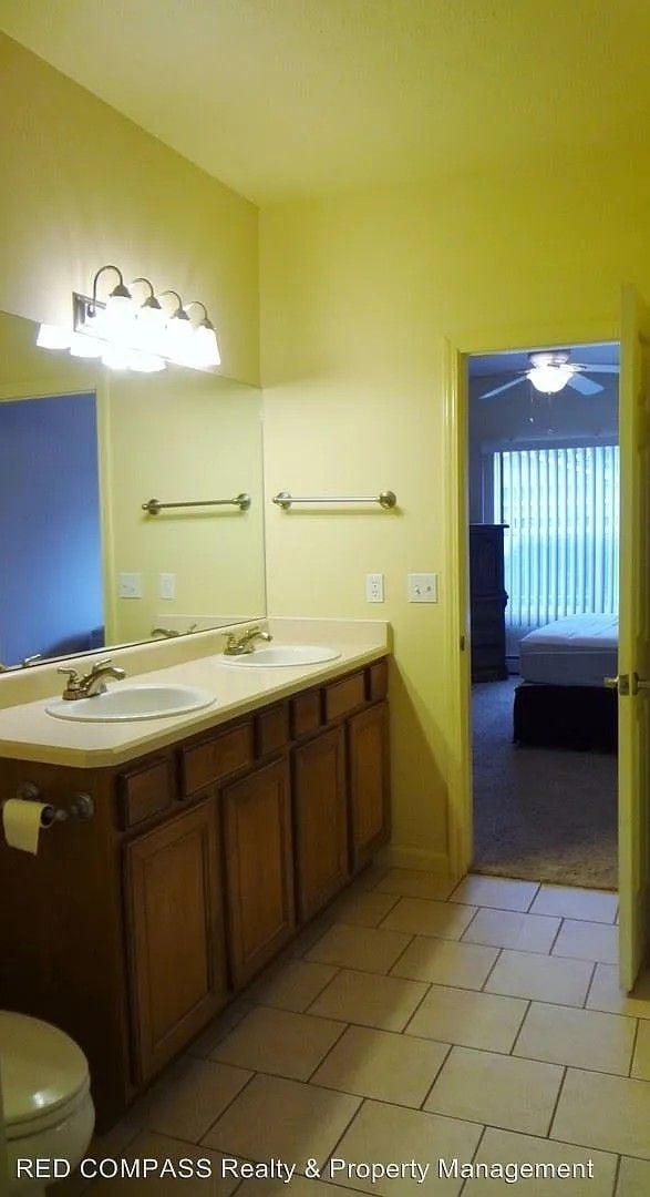 Building Photo - Bright & Modern 2-Bedroom Townhome with Op...