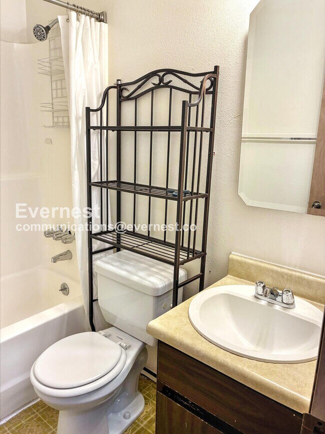 Building Photo - 2 Bed/1.5 Townhome with Carport / Availabl...