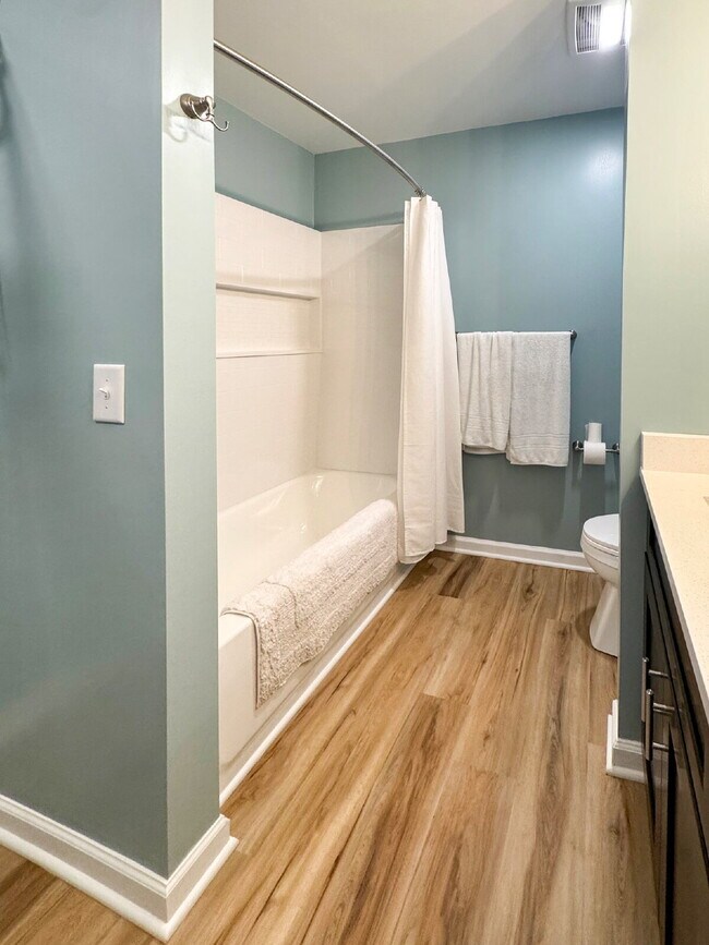 Building Photo - Completely Renovated Duplex with Garage Available For Rent