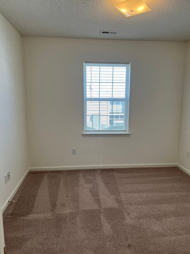 Building Photo - 162 Springwood Ln