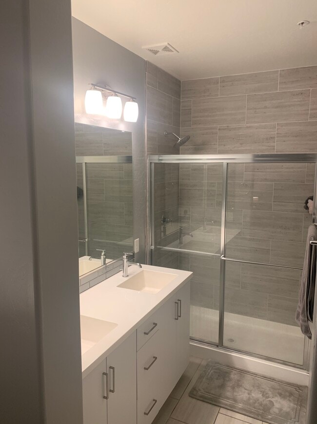 Building Photo - 2342 E Hidalgo Ave