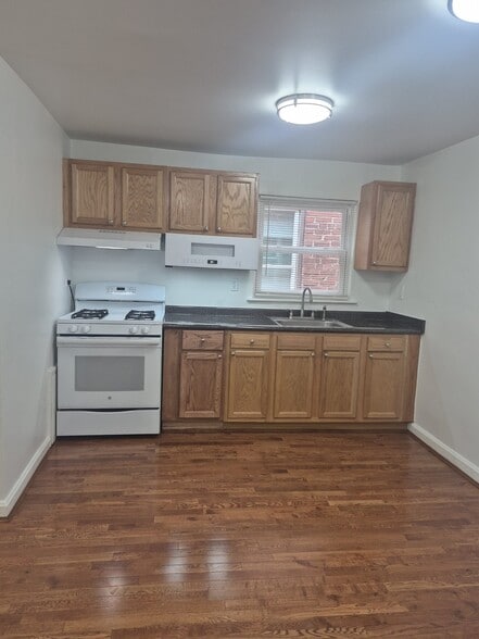 Building Photo - 2063 Beechmont Ave