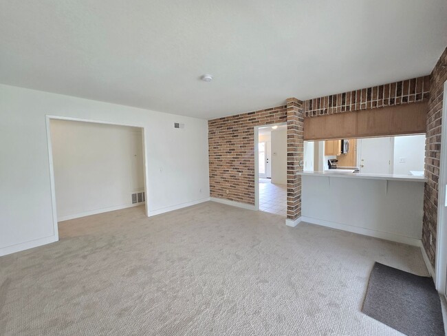 Building Photo - Victoria Neighborhood Single Story Home