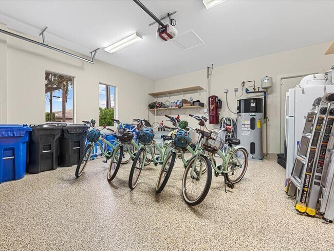 Building Photo - 3030 NE 45th St