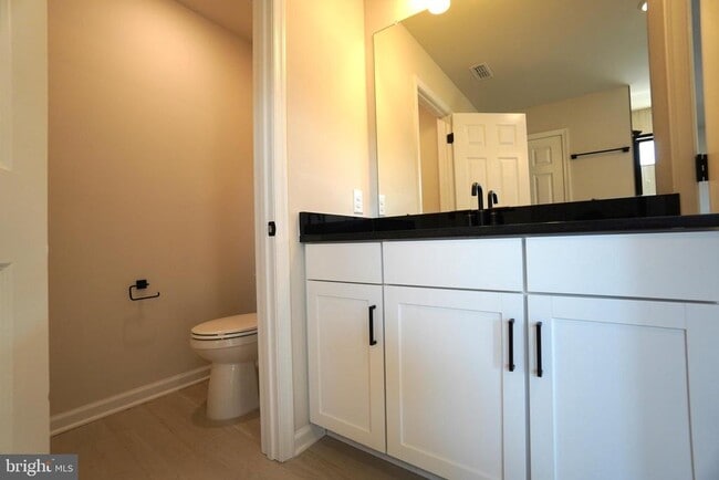 Building Photo - 612 America Dr