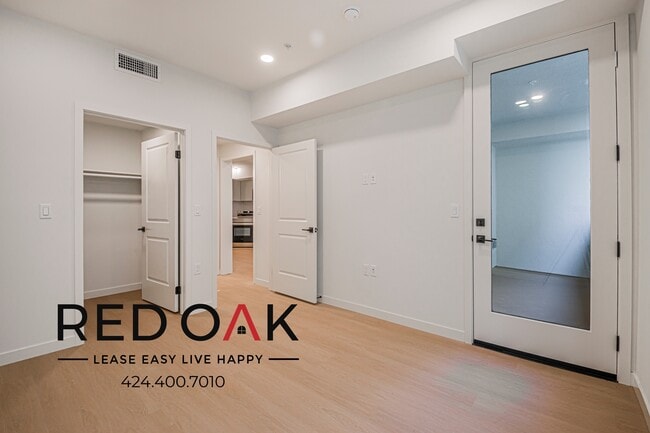 Building Photo - 856 S Gramercy Dr