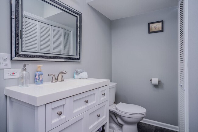 Building Photo - 3407 Venice Ave