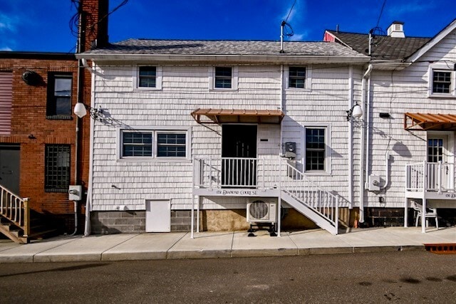 front entrance - 172 Diamond Ct SE