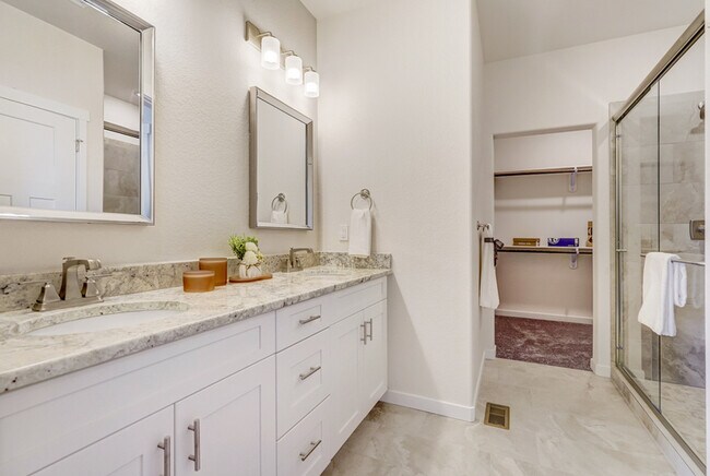 Building Photo - 5763 Villa Lorenzo Dr